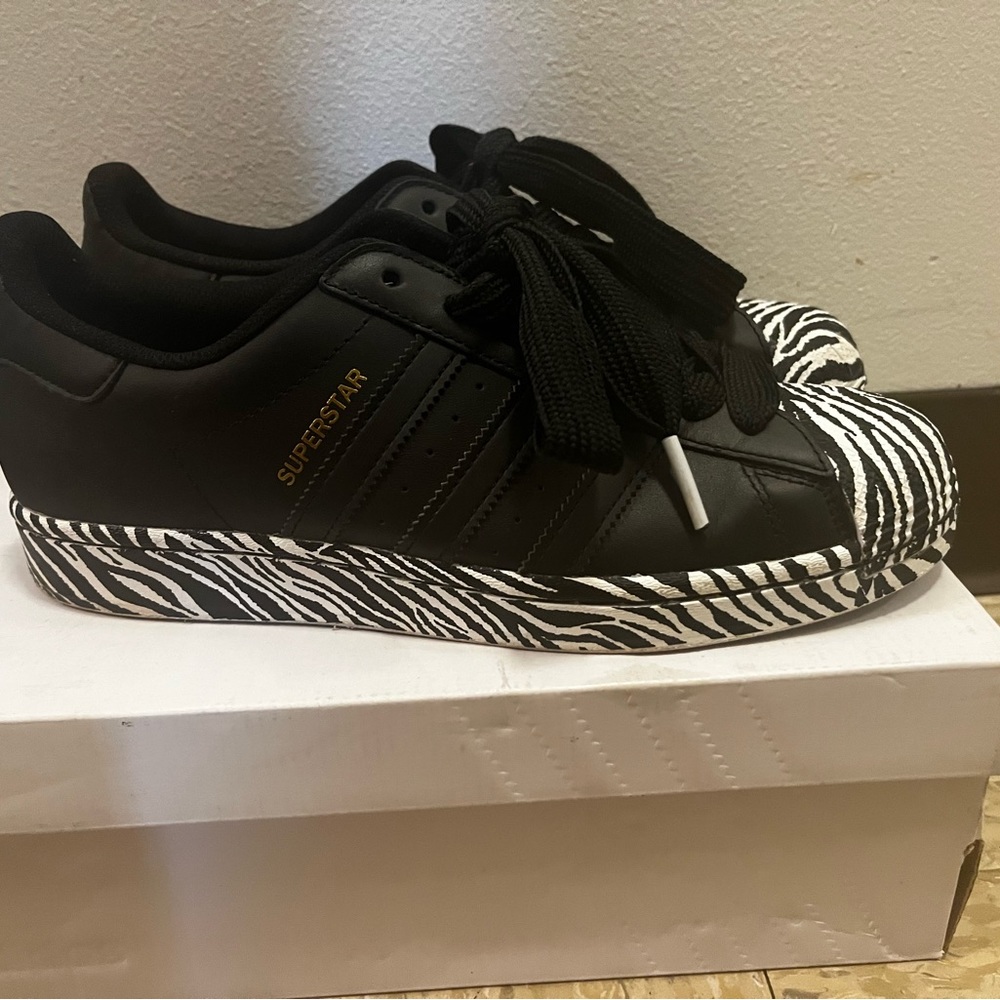 Black adidas superstar (shelltoes) with zebra print. - Picture 2 of 5